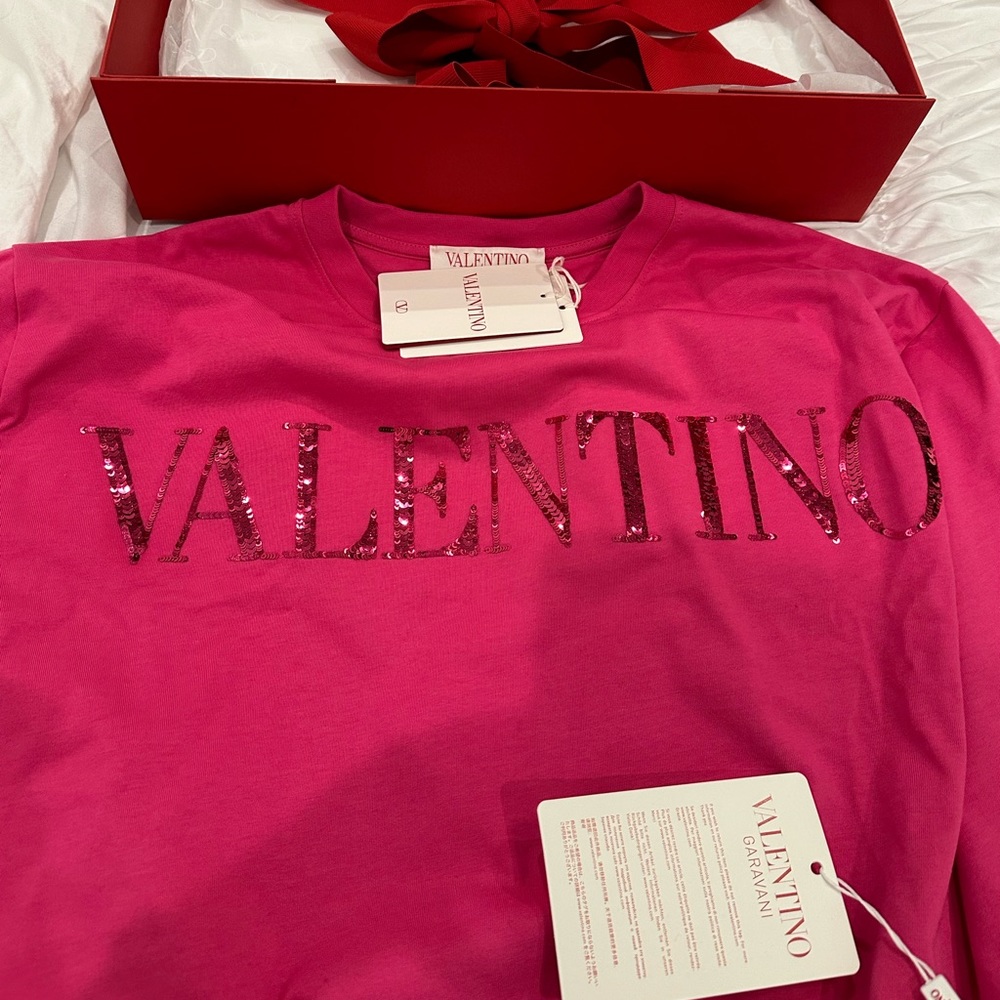 New with tags Valentino Garavani pink M tee with pink sequins full set with box